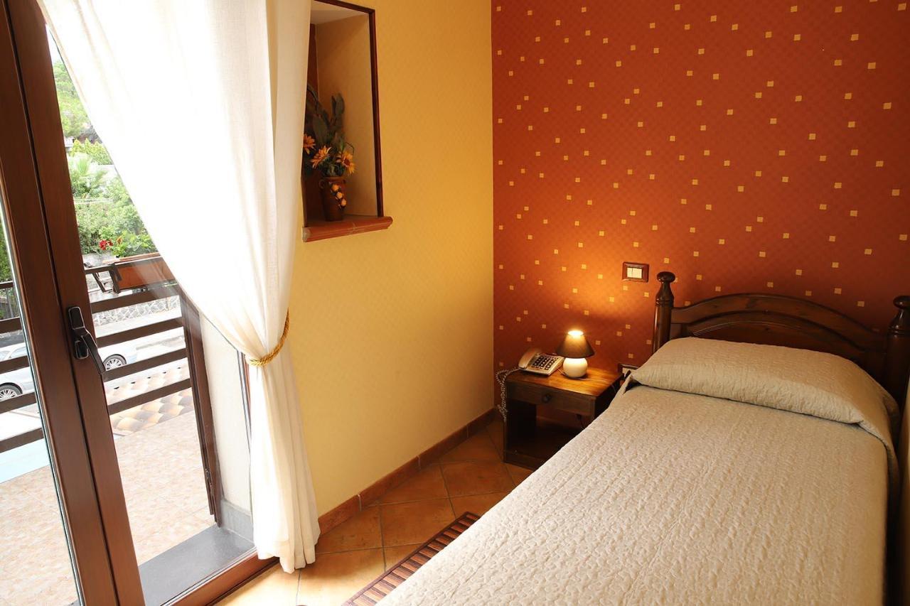 ניקולוסי Hotel Alle Pendici מראה חיצוני תמונה
